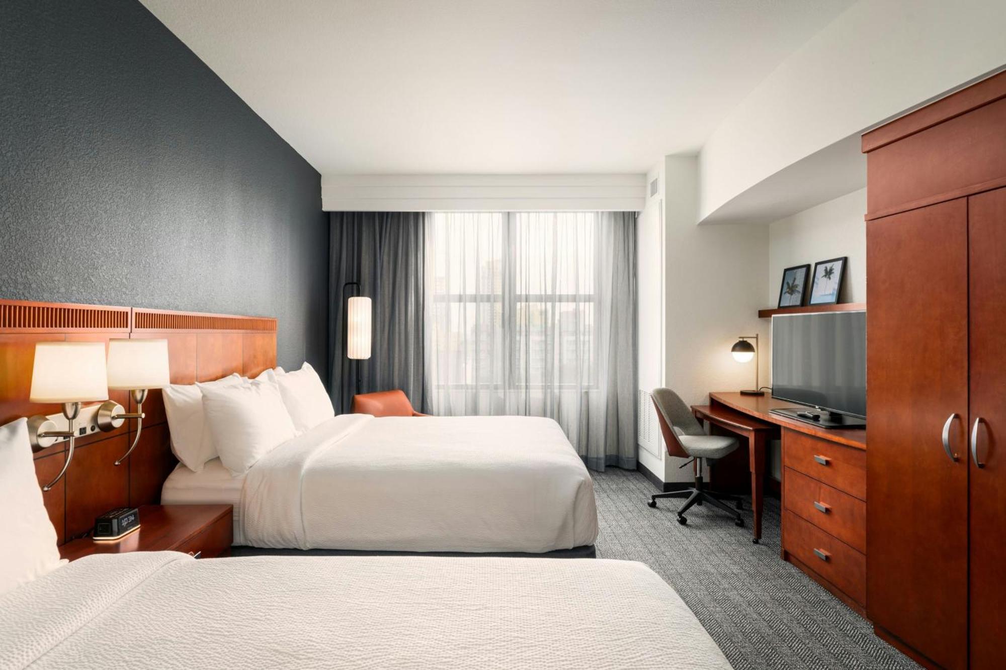 Courtyard By Marriott St. Petersburg Downtown Hotel Exterior photo