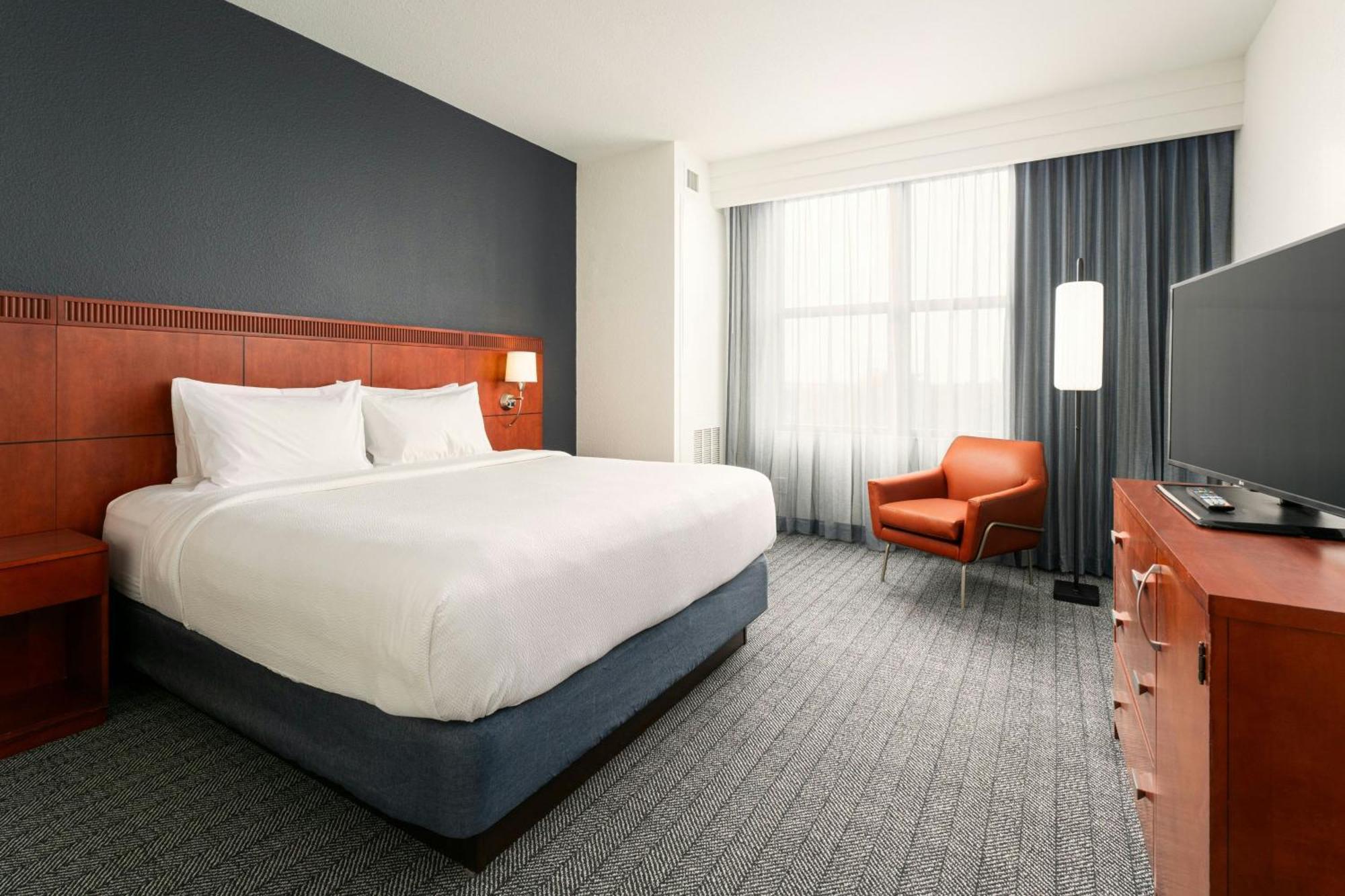 Courtyard By Marriott St. Petersburg Downtown Hotel Exterior photo