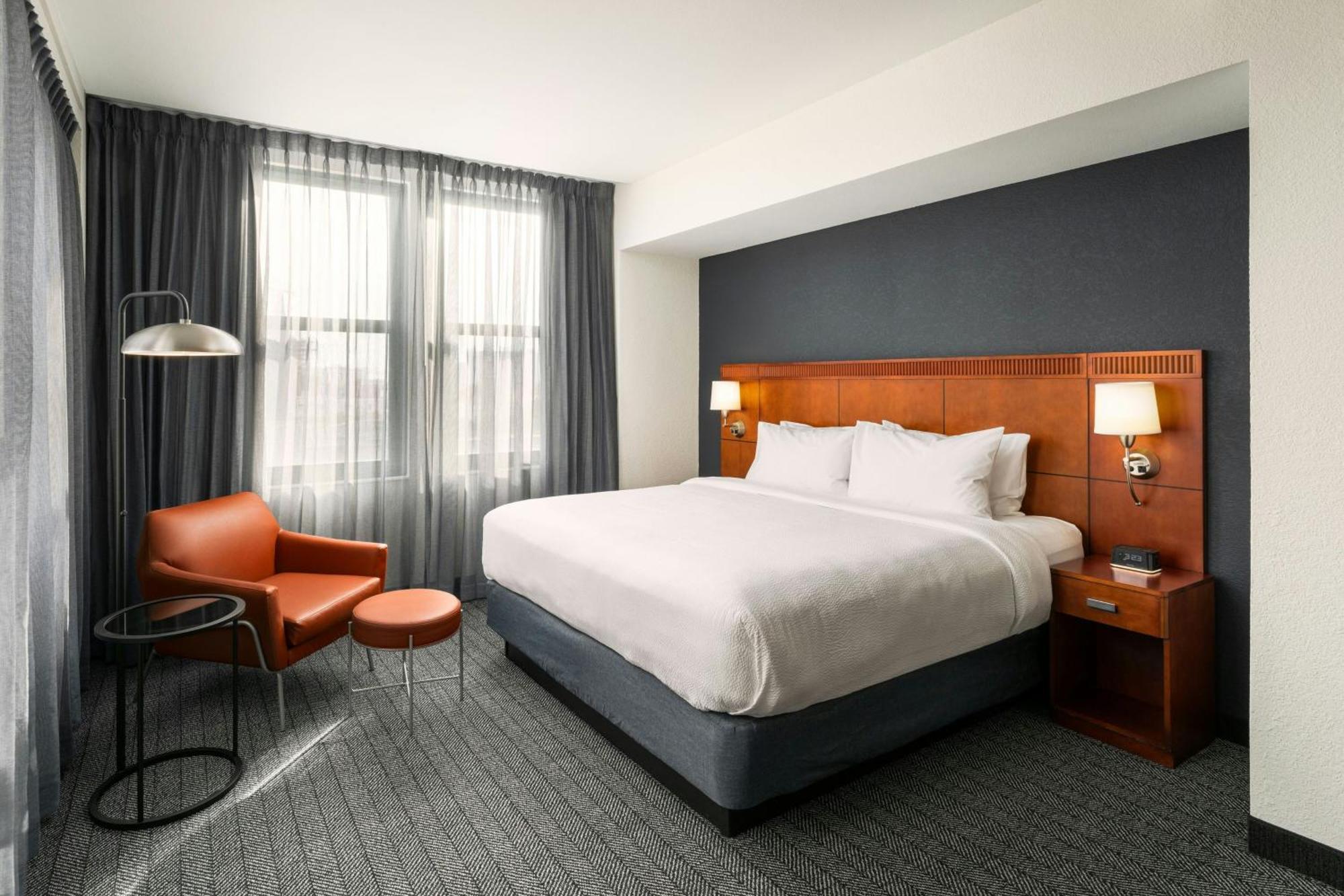Courtyard By Marriott St. Petersburg Downtown Hotel Exterior photo